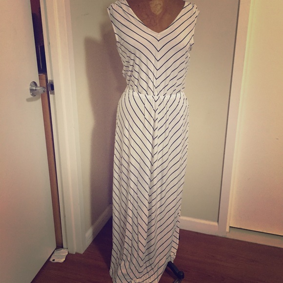 White w/ black diagonal stripes maxi size M