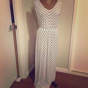White w/ black diagonal stripes maxi size M