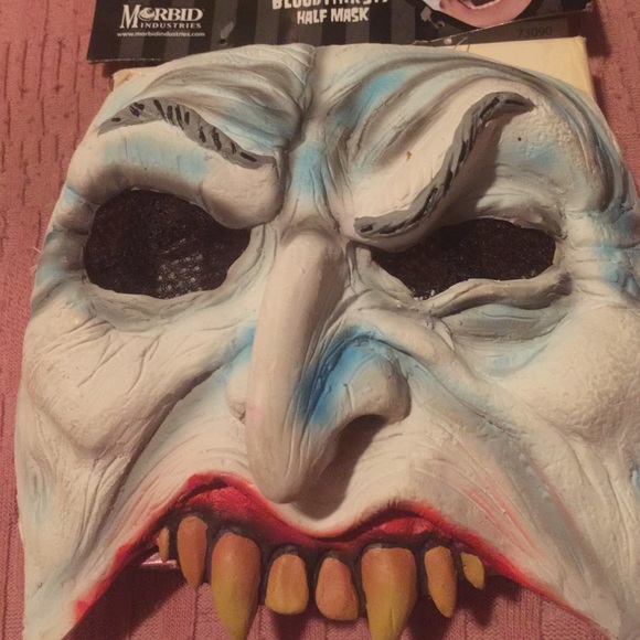 FREE 3-pc BOGO mask, flashlight & free clown nose - Picture 4 of 6