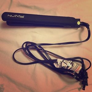 NuMe Silhouette Straightener