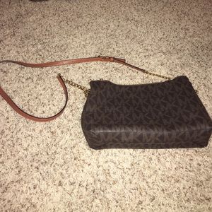 Cross body Michael Kors. Smoke free home