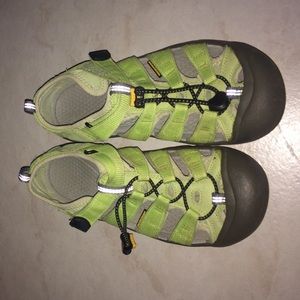 Size 8 Keen shoes