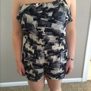 Patterned romper with pockets