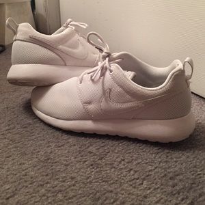 White nike roshes