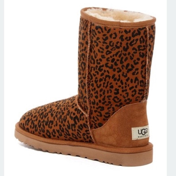 SALE✨✨UGG w classic short rosette!!!