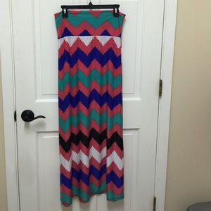CHEVRON MAXI SKIRT SIZE XL. NEW/no tag