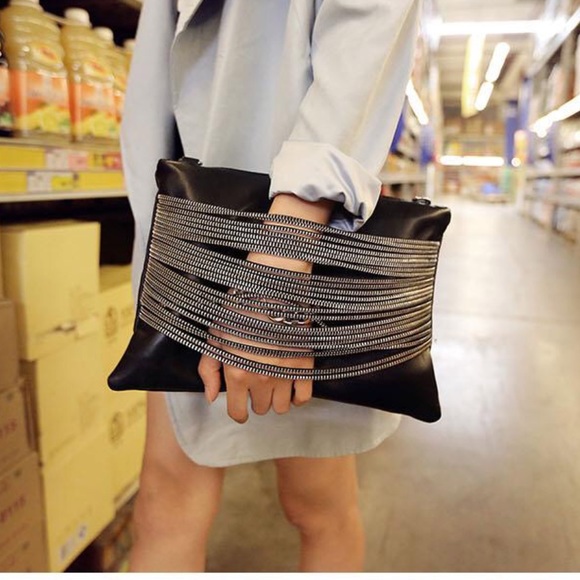 💕Large Clutch W/Chains💕 - Picture 2 of 5