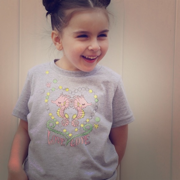 Girls grey heather tee w. Sea Horse graphic.. 💕🐟