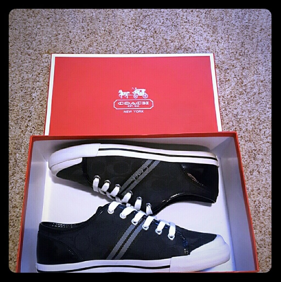 A classic pair of gently worn Coach Skippers.