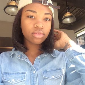 Meet your Posher, Nia