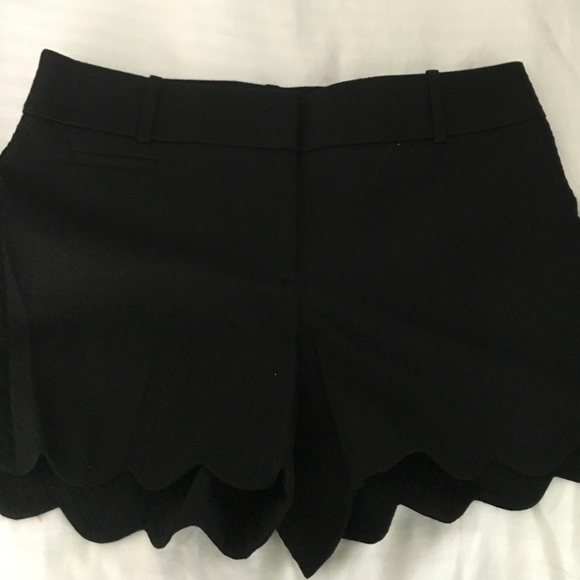 NWT LOFT size 6 black shorts w/scalloped bottoms