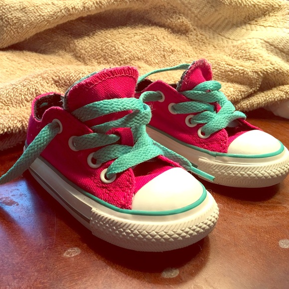 Size 4 (toddler) converse! Worn once! Not outside!