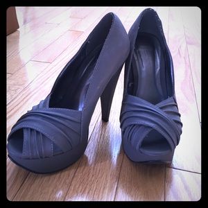 Beautiful Gray Peep toe pumps