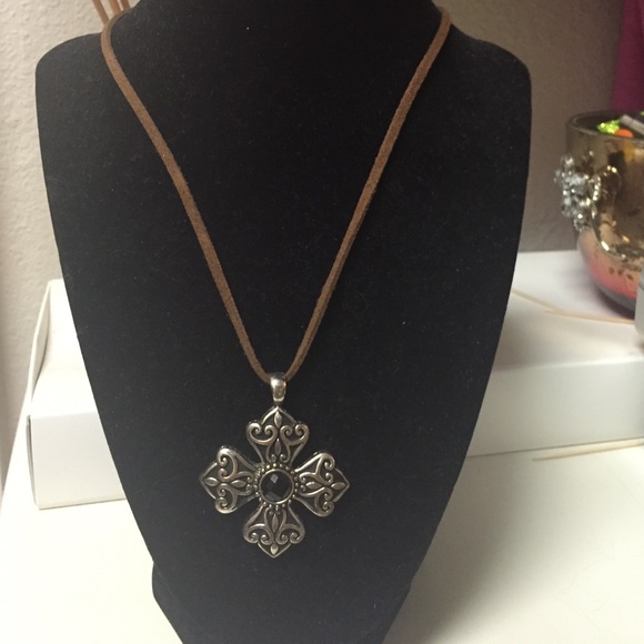 Leather necklace with pendant