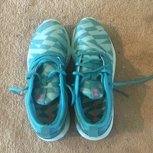 WOMENS Size 7 tennis shoe