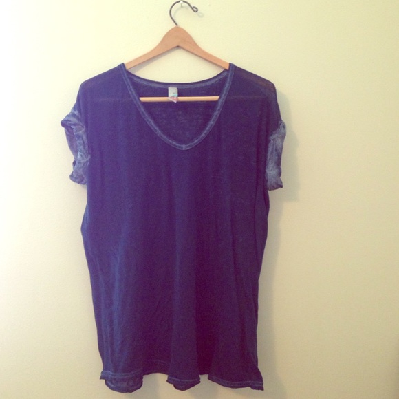 Woman's tee. - Picture 1 of 1