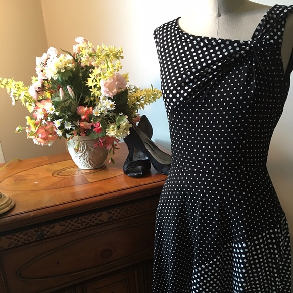 WHBM Sleeveless Twist Fit and Flare - Picture 2 of 4