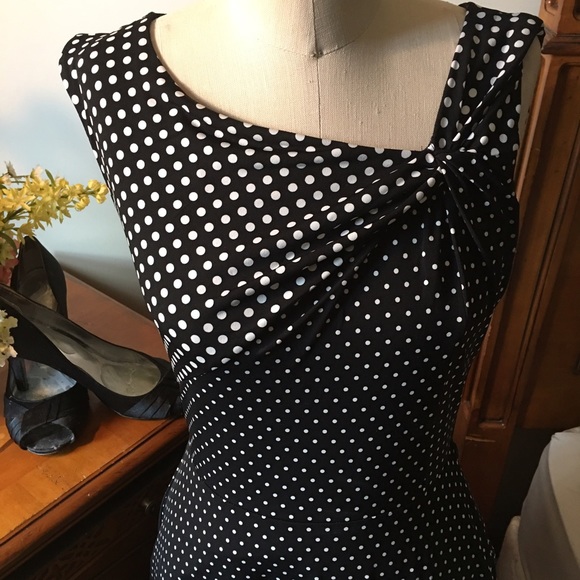 WHBM Sleeveless Twist Fit and Flare - Picture 3 of 4