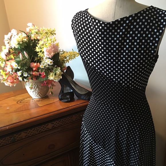 WHBM Sleeveless Twist Fit and Flare - Picture 4 of 4