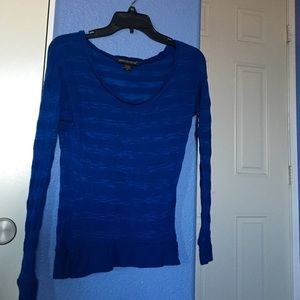 Slightly see trough long sleeved U-Neck shirt