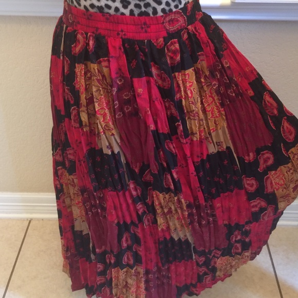 Multi-pattern red and black pleated skirt - Picture 2 of 3