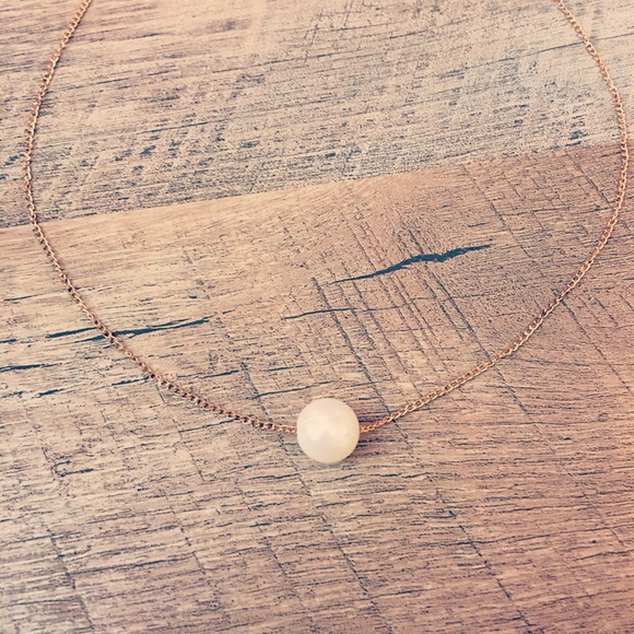 Jewelry - Single pearly bead on gold choker