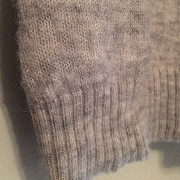 Great basic gray sweater - Picture 3 of 4