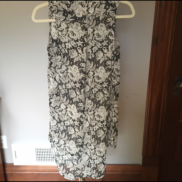 High Low Sleeveless Blouse - Picture 3 of 3