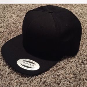 Black snap back hat