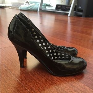 Black shiny heels