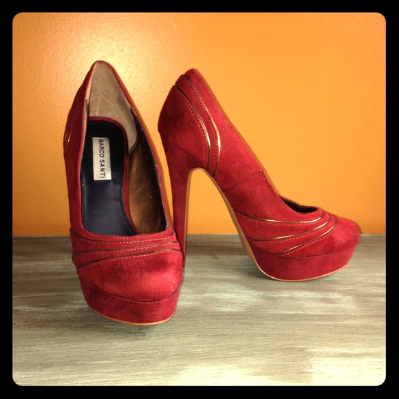 One pair of pumps. Worn only once for a wedding.