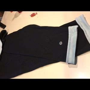 Lulu lemon Capri reversible pant. Blk light blue