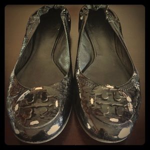 BLACK PATENT LEATHER TORY BURCH BALLET FLATS
