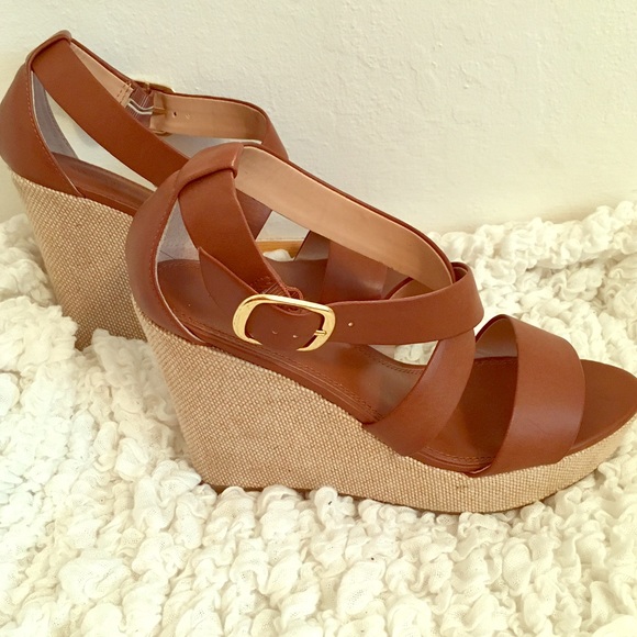 Shop by category shop all shoes. sneakers. oxfords. loafers. boots. Sandals. sale. Best of Sale. shoes sale. jewelry & accessories. Discover the exceptional selection of chic women's sandals at Banana Republic and showcase your unique style. Add a pop of color with a bright pair of wedges that can ground everything from sun dresses to cuffed jeans.