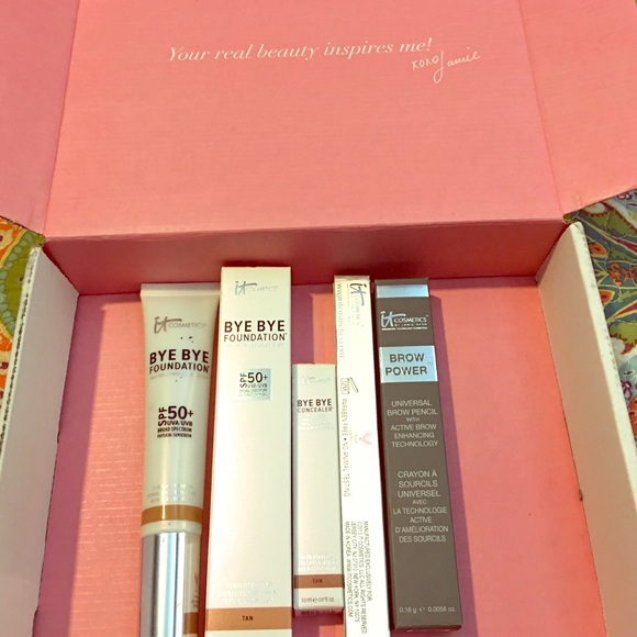 IT COSMETICS.