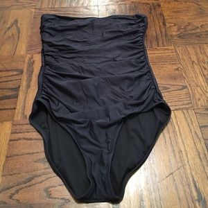 Structured strapless bathing suit