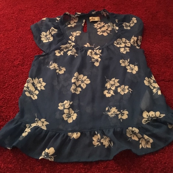 Hollister blouse, wear over a cute tank! - Picture 1 of 3