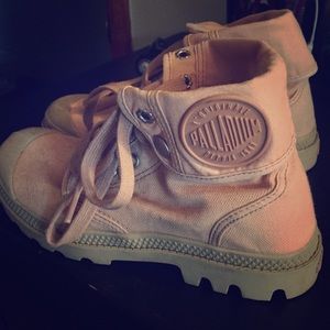 Palladium boots light pink