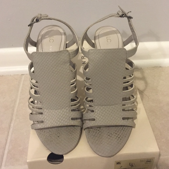 LC "Lauren Conrad" Light Gray Summer Sandals - Picture 3 of 3