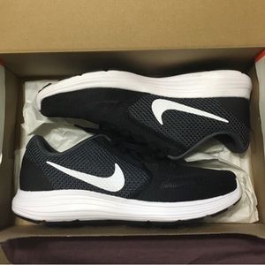 Brand new. Never been worn. Nikes size 8.5