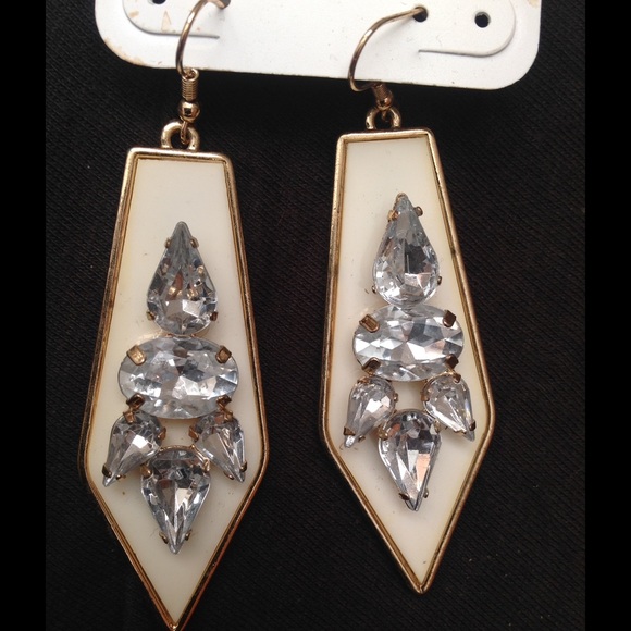 White and jeweled dangle earrings! 🎯🚨SOLD🚨🚨🎯no longer available!