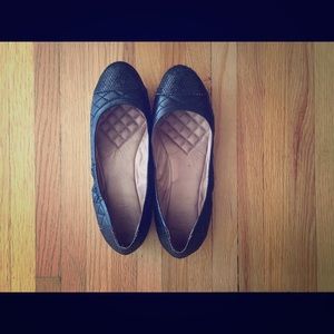 Women's black leather Vince Camuto flats