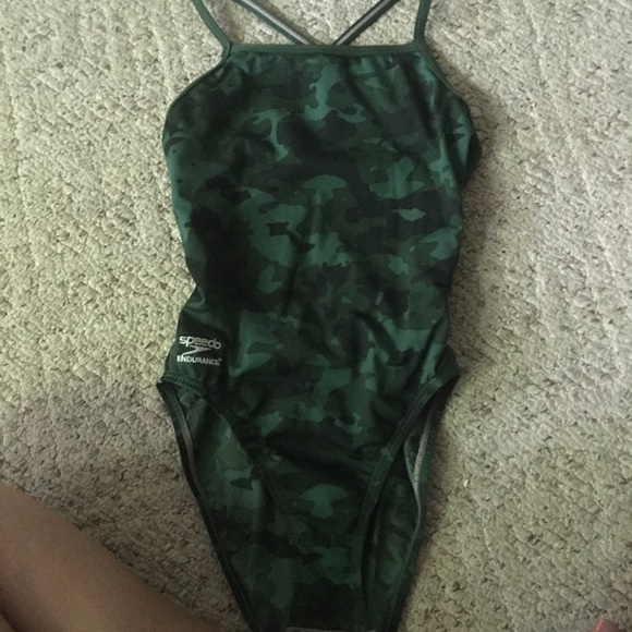 ❌SOLD ON Ⓜ️ERC❌ Camo Practice Suit Size: 28