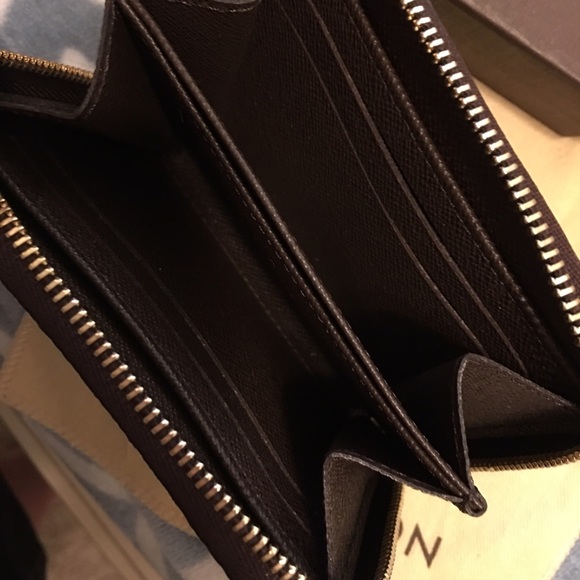 NEW! Louis Vuitton.