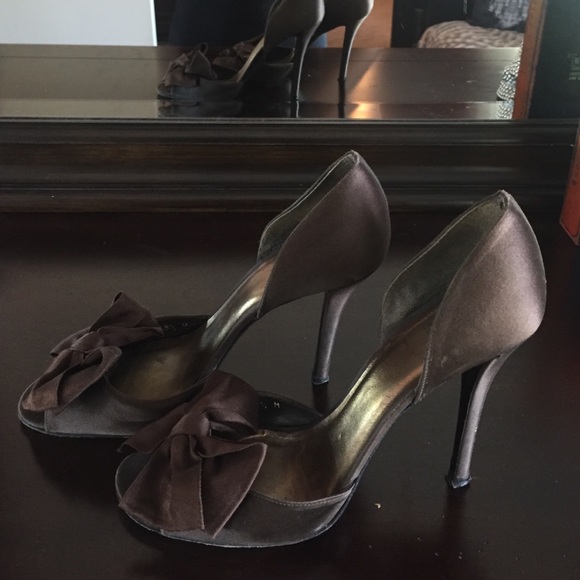 Stuart Weitzman Chocolate Satin Bow Pumps!!! - Picture 3 of 4