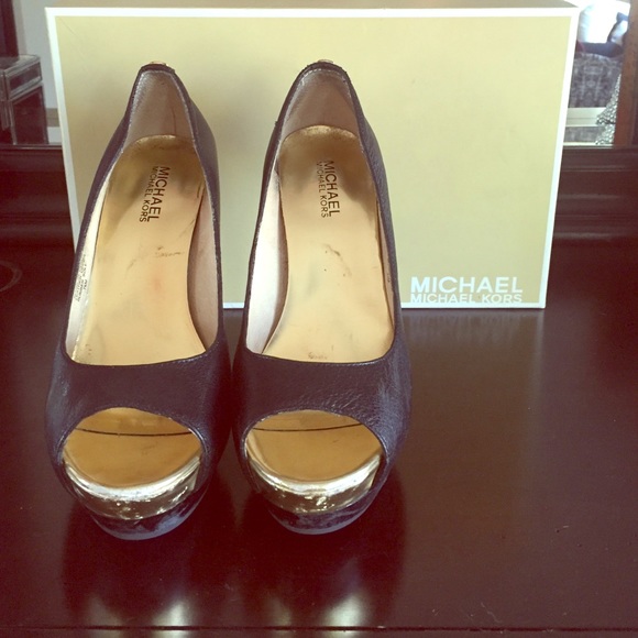MICHAEL KORS BLACK LEATHER PUMPS!!!