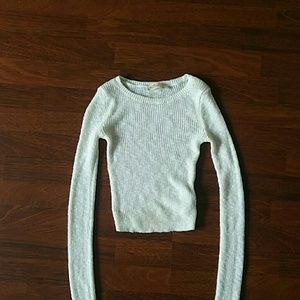 Long sleeve knitted crop top.