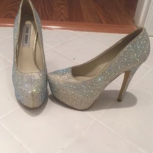 Gently used STEVE MADDEN 6.5 crystal pumps!