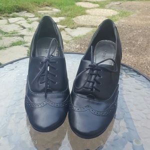 Heeled Oxford.