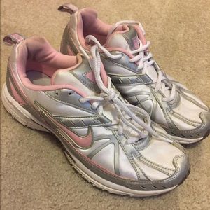 Nike women's tennis shoes